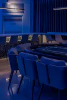 네이비 벨벳과 헤링본의 프리미엄 홀덤라운지